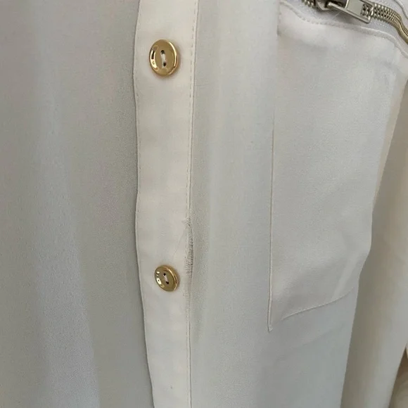 [💙🆓] Must have — Cream short sleeve polyester blouse with gold accents - Picture 5 of 12